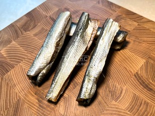 Мучные полоски ФИОЛЕТОВЫЕ со вкусом острых куриных крылышек 76 гр: Корюшка вяленая (тушка)