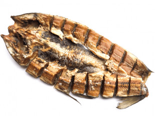 Плотва вяленая: Сом (бабочка) холодного копчения